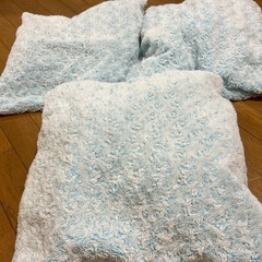 水色クッション3個の画像