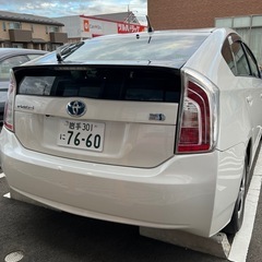 トヨタプリウス平成25年パールホワイト　車検たっぷりの画像
