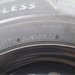 値下げしました。　175/70-14ブリザック　VRX2スチールホイール、ホイールキャップ付きの画像