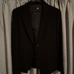 レディーススーツの画像