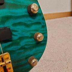 ベースギターの画像