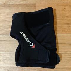 右膝のサポーター ZAMST