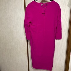 ピンクワンピース。サイズ40。写真をご覧下さい160㌢の方ならひざ下くらいのだけです総丈約95㌢。自分に合わせて裾上げ必要。試着してご納得いかない時は後日返品ＯＫです。の画像