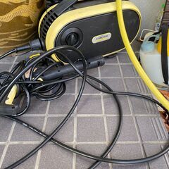 園芸用噴霧器とテーブルの画像