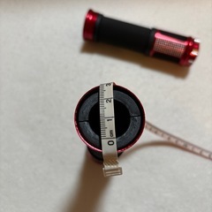 バイク用ハンドルグリップ 赤と黒 滑り止め加工ジェムグリップ　貫通　の画像
