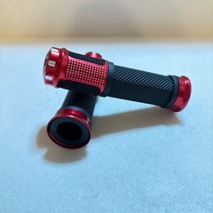 バイク用ハンドルグリップ 赤と黒 滑り止め加工ジェムグリップ　貫通　の画像