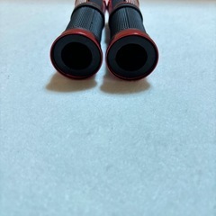 バイク用ハンドルグリップ 赤と黒 滑り止め加工ジェムグリップ　貫通　の画像