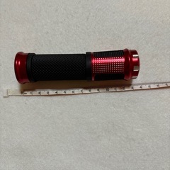 バイク用ハンドルグリップ 赤と黒 滑り止め加工ジェムグリップ　貫通　汎用品の画像