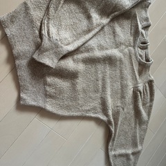 ベージュ？　ニットの画像