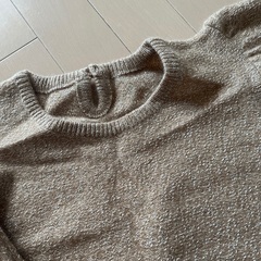 ベージュ？　ニットの画像