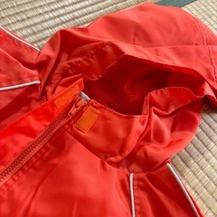 オレンジのジャンパーの画像
