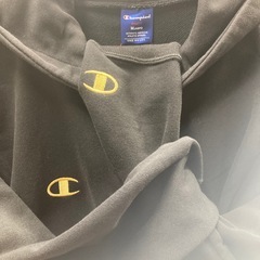 ＬＬの人着れます黒 × ゴールド‼︎ Champion パーカー ビッグロゴ Mサイズの画像