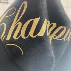 ＬＬの人着れます黒 × ゴールド‼︎ Champion パーカー ビッグロゴ Mサイズの画像