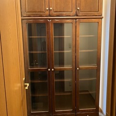 扉の取手がタイル加飾の家具