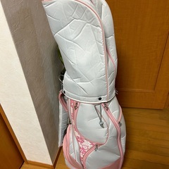 女性用ゴルフキャディバッグとクラブ