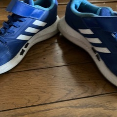 adidasスニーカー23.5cmの画像