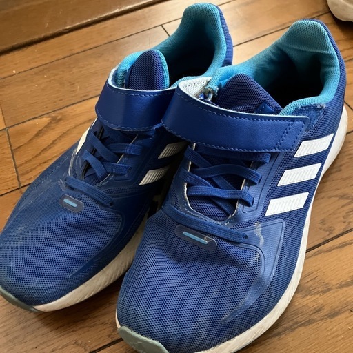 adidasスニーカー23.5cm