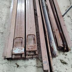 シャッター　横約190センチ　2個セット　真ん中レール芯棒などあります　画像で判断お願いいたします。小屋など作られる方古民家　車庫など作られる方いかがでしょうか?　シャッター2個セットの値段の画像