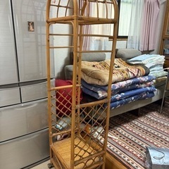 籐のハンガーラックの画像