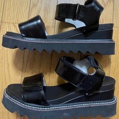 シャークソールストラップサンダルの画像