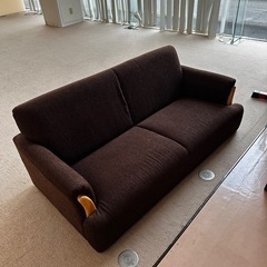 女性オーナー　茶色ソファ　足つきの画像