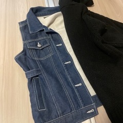 ジーンズベストとニットパーカーセットの画像