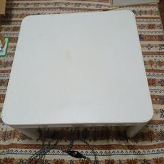 テーブル。コタツ機能も付いてます。