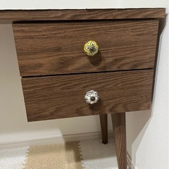 机　テーブル　茶色の画像