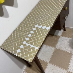 机　テーブル　茶色の画像