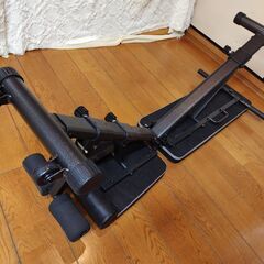 世田谷区近辺配送可能　美品　高級トレーニングベンチ 筋トレ 耐荷重300kg　シットアップトレーニングマシン　折りたたみ式キャスター付き　腹筋　フラット運動時に背もたれのしなりを防ぐ三点フレーム構造（意匠権取得済み）の画像
