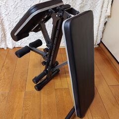 世田谷区近辺配送可能　美品　高級トレーニングベンチ 筋トレ 耐荷重300kg　シットアップトレーニングマシン　折りたたみ式キャスター付き　腹筋　フラット運動時に背もたれのしなりを防ぐ三点フレーム構造（意匠権取得済み）の画像