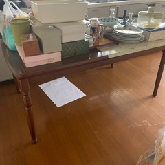 ダイニングテーブルや食器