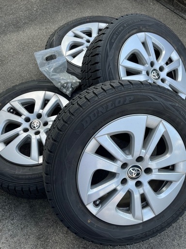 トヨタ　プリウス　スタッドレスタイヤ4本＋ナット