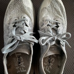 ⭐️箱なし⭐️アンダーアーマー　ミックスグレー　サイズ２４センチ前後の画像