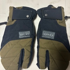 241 トゥーフォーワンのグローブの画像