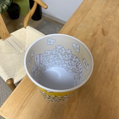 ポップコーンボウルのようなゴミ箱の画像