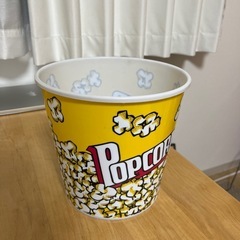ポップコーンボウルのようなゴミ箱の画像