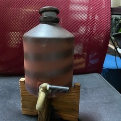 陶器製 焼酎サーバー 黒色 木製スタンド付きの画像