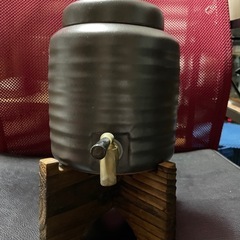陶器製 焼酎サーバー 黒色 木製スタンド付きの画像