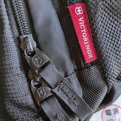 【ロゴエンブレムなし】VICTORINOXリュックサック【缶バッチ推奨】の画像