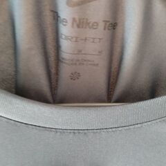 ナイキ　グレーTシャツの画像
