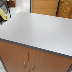 扉付き収納 幅60×奥行50×高さ90cm キャスター付き グレー系 収納家具 苫小牧西店の画像
