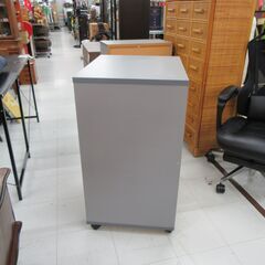 扉付き収納 幅60×奥行50×高さ90cm キャスター付き グレー系 収納家具 苫小牧西店の画像
