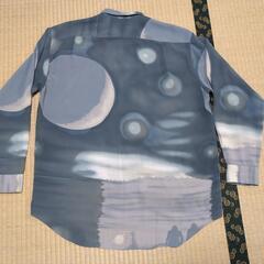 メンズMサイズくらい　月と宇宙飛行士みたいな柄シャツの画像