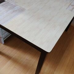 濃ブラウンのダイニングテーブル
