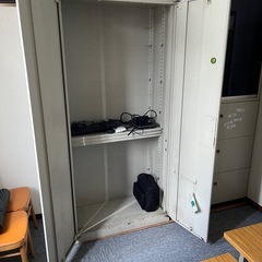 事務用　スチール棚　中古  鍵付き の画像