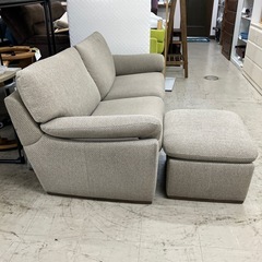 K2410-162 Karimoku 3人掛けソファー オットマン付き ベージュ 汚れ有りの画像