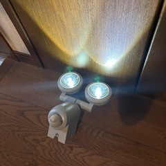 センサーライト　LED 　乾電池