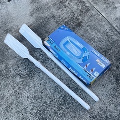 ビニールボートとオール2本の画像