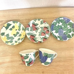 フルーツ柄のカップアンドソーサー